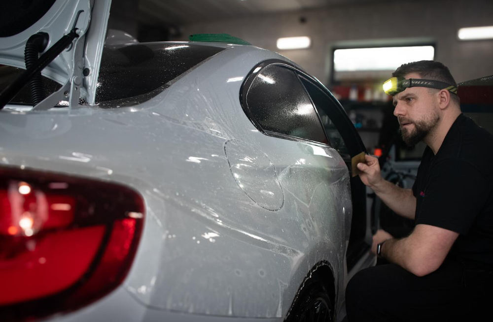 Aplikacja folii ochronnej w studiu Bullet Garage Gdańsk